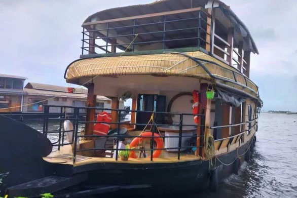 Deluxe Houseboats